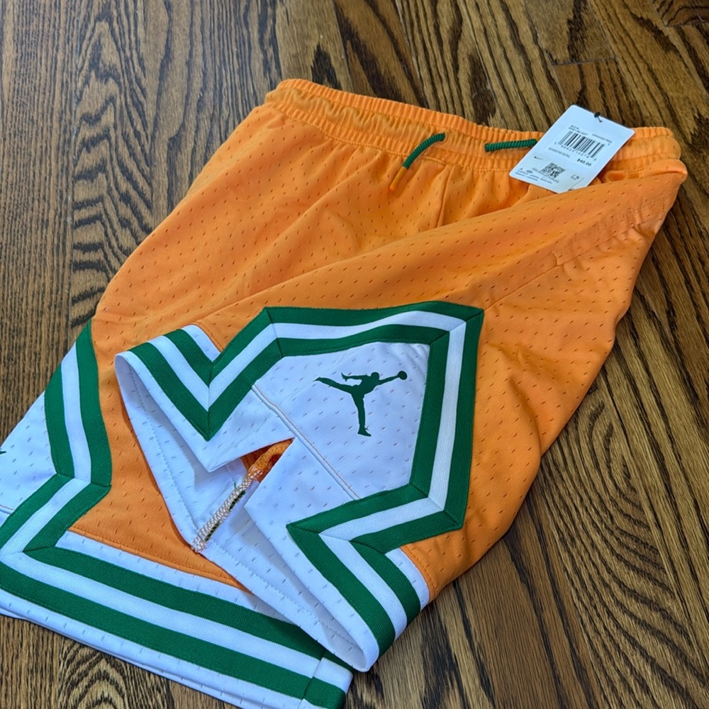 NWT Boys Nike jump man shorts large